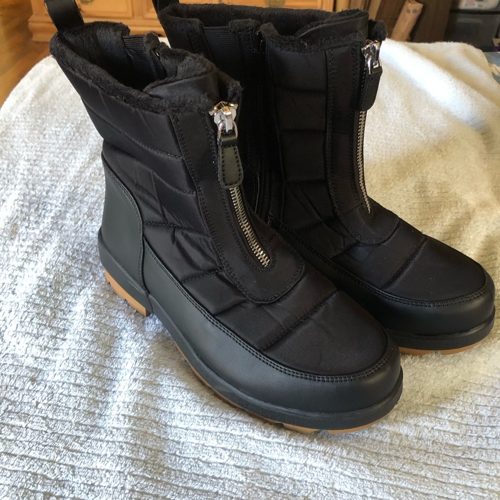 Women’s Torrid size 8ww Black Quilted Zip Boots